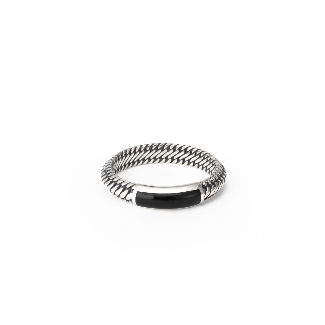 Buddha to Buddha 613ON 16 Ben Mini Ring Onyx

De Ben Mini (Edel)steen Ring Zilver Onyx is een samensmelting van de tijdloze iconische Ben-schakel in de mini-variant en de energieke kracht van de Onyx-steen. De zwarte Onyx is een symbool van innerlijke kracht, biedt niet alleen fysieke bescherming maar staat ook bekend om het bevorderen van ondersteuning, doorzettingsvermogen en stabiliteit. Dit unieke stuk uit de Gemstone-collectie is geschikt voor iedereen en voegt een stijlvolle touch toe aan elke outfit. Wat symboliseert dit sieraad voor jou?
